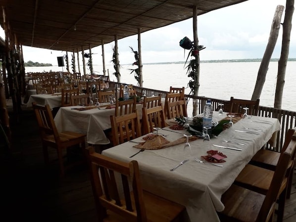 Breakfast, lunch, dinner served; local and international cuisine