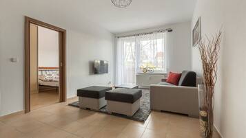 Apartamento estándar, 1 cama de matrimonio grande con sofá cama | Zona de estar | Una televisión