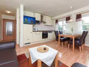 TV, fotballspill, bordtennis og stereoanlegg