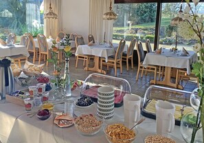 Daily buffet breakfast (EUR 7.5 per person)