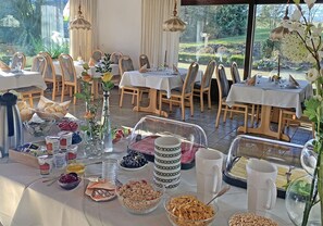 Tägliches Frühstücksbuffet gegen Gebühr