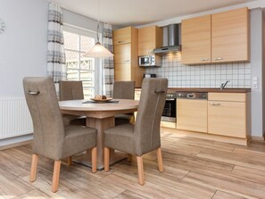Dining - For families and those looking for peace, non-smoking apartment, free WiFi (Wittmund)