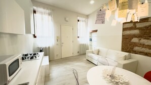 Una cocina moderna con estufa a gas, microondas y una mesa de comedor con un centro de mesa decorativo.