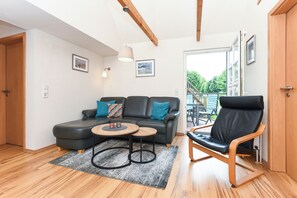 Flatskjerm-TV, peis, fotballspill og bordtennis