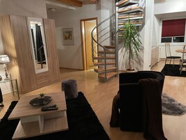 家庭开间套房 | 起居区 | 平板电视、乒乓球、玩具、书