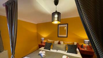 Appartamento Design | Una cassaforte in camera, una scrivania, postazione laptop