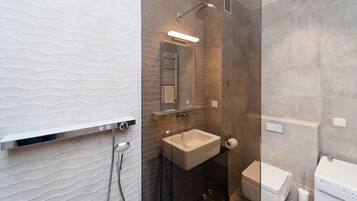 Studio Suite (45) | Kamar mandi | Shower, pengering rambut, dan handuk