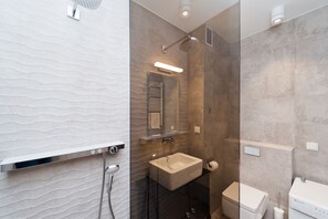 Studio Suite (45) | Bathroom | Shower, hair dryer, towels - Apartamenty Sun & Snow Kazimierz Luxory (Kraków)
