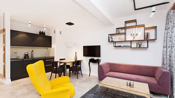 Studio Suite (45) | Ruang keluarga | TV layar datar