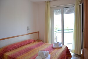 Standard-Doppel- oder -Zweibettzimmer, 1 Doppelbett | Zimmersafe, Schreibtisch, kostenloses WLAN, Bettwäsche