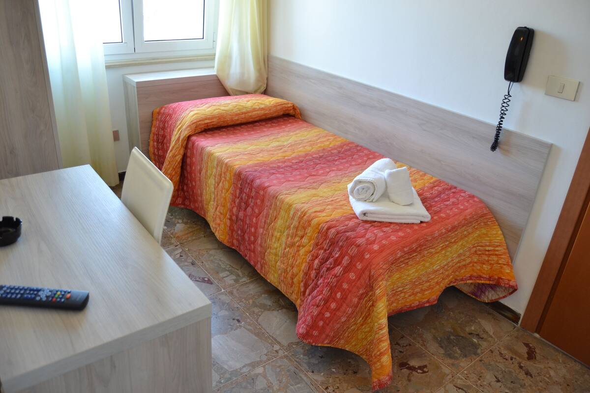 Single Room | Living area