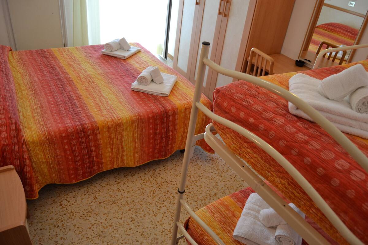 Quadruple Room | In-room safe, desk, WiFi (free), bed sheets