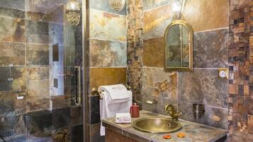 Een bad, een haardroger, handdoeken, zeep