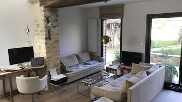 Fernseher, BĂŒcher, Stereoanlage, Arbeitsbereiche