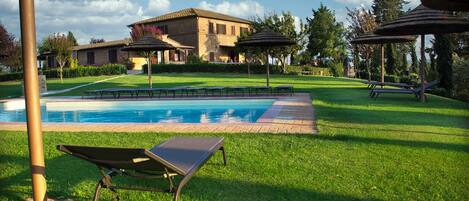 Een seizoensgebonden buitenzwembad