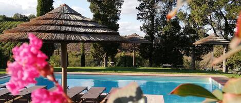 Una piscina al aire libre de temporada