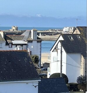 A coastal town with buildings overlooking the sea. - Magnificent apartment - Beautiful sea view - Wifi included (Quiberon)