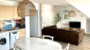 A modern living space with a dining area, kitchen, and seating area. - Magnificent apartment - Beautiful sea view - Wifi included (Quiberon)