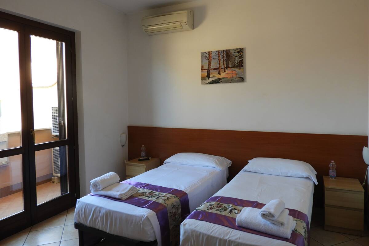 Quarto casal standard, 2 camas de solteiro, terraço | Edredons de pluma, Wi-Fi de cortesia, roupa de cama