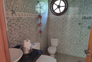 Een douche, zeep, toiletpapier