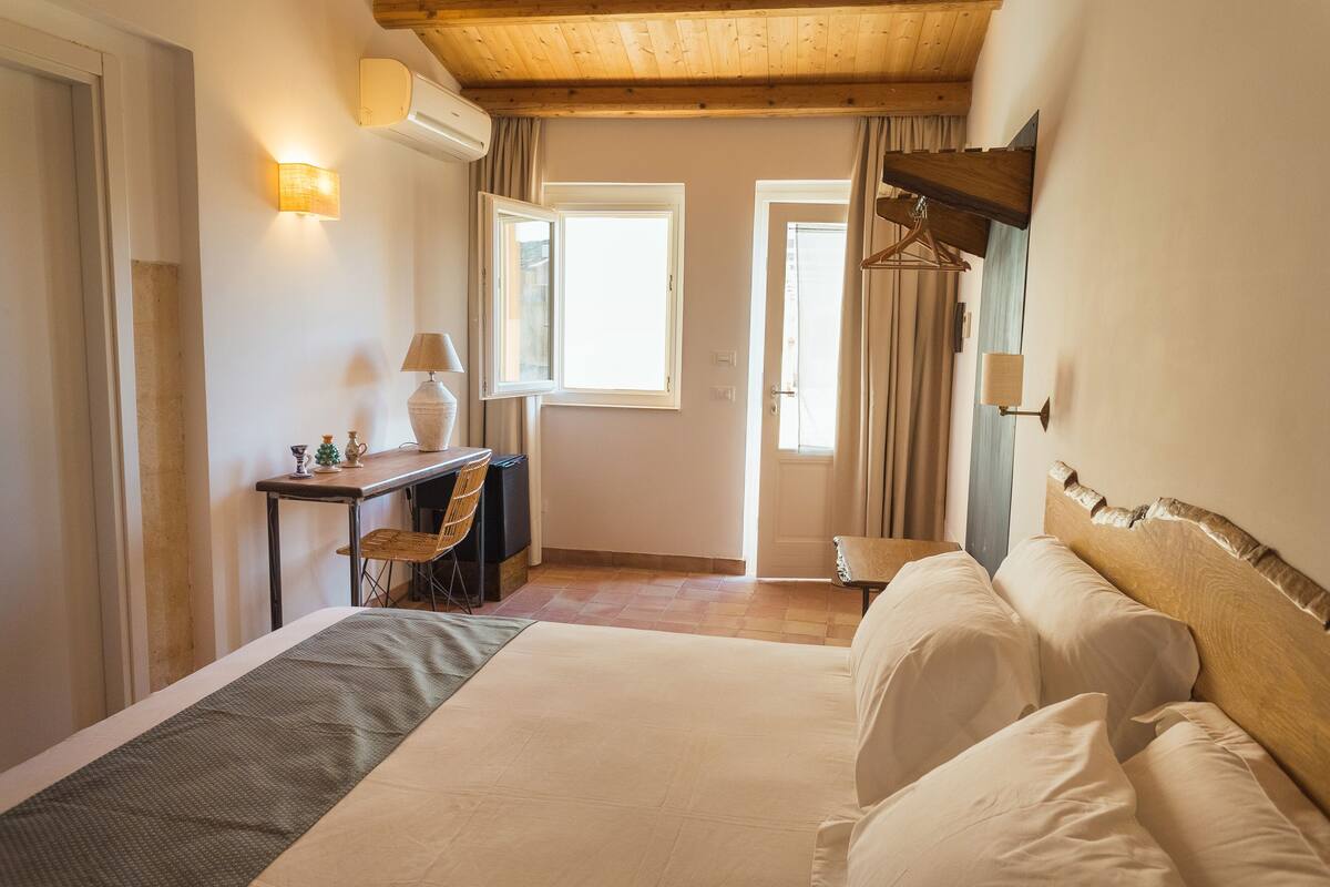 Roupas de cama premium, frigobar, cofres nos quartos, escrivaninha