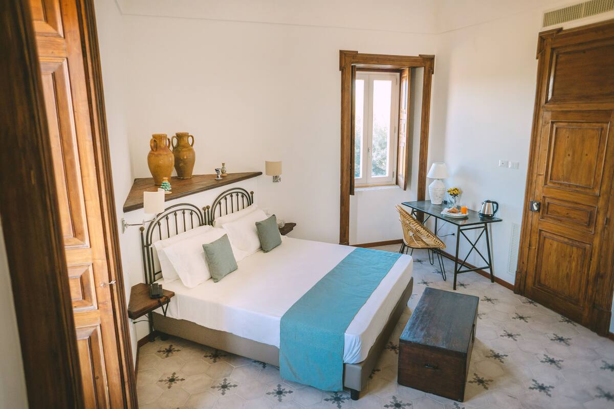 Quarto júnior | Roupas de cama premium, frigobar, cofres nos quartos, escrivaninha