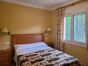 2 chambres, fer et planche à repasser, accès Internet