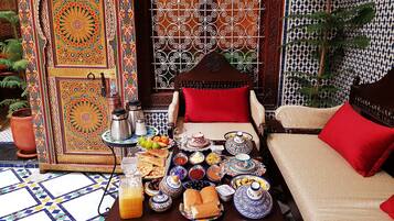 Petit déjeuner composé de spécialités régionales compris tous les jours