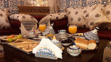 Desayuno con opciones de la cocina local incluido todos los días