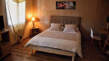 3 Schlafzimmer, Schreibtisch, Bügeleisen/Bügelbrett, Reisekinderbett