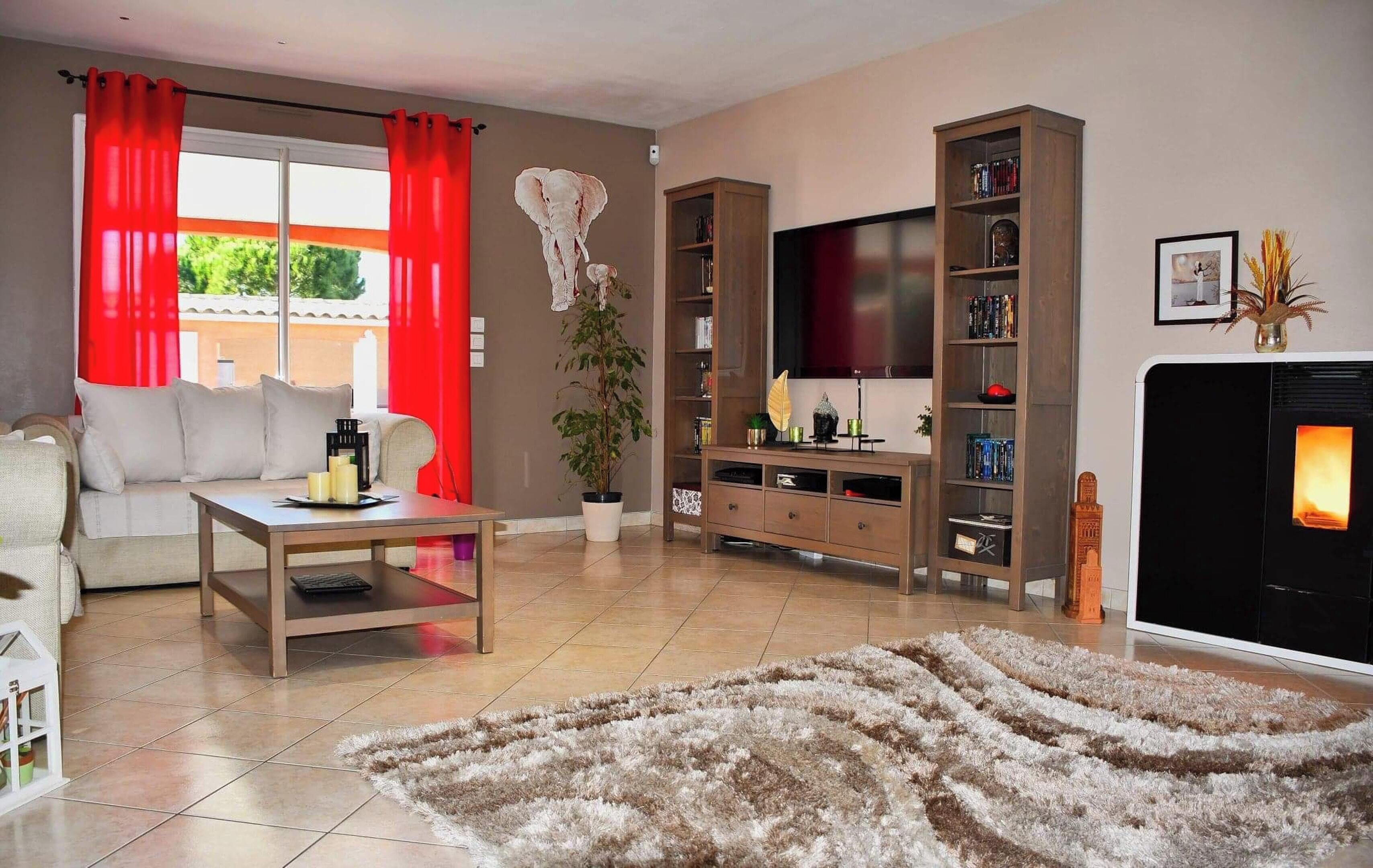 Télévision, cheminée, lecteur de DVD