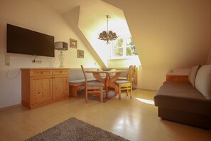 คอมฟอร์ทอพาร์ทเมนท์ | ห้องนั่งเล่น | ทีวีจอแบน 80 ซม. พร้อมช่องเคเบิล, ทีวี, พื้นอุ่น