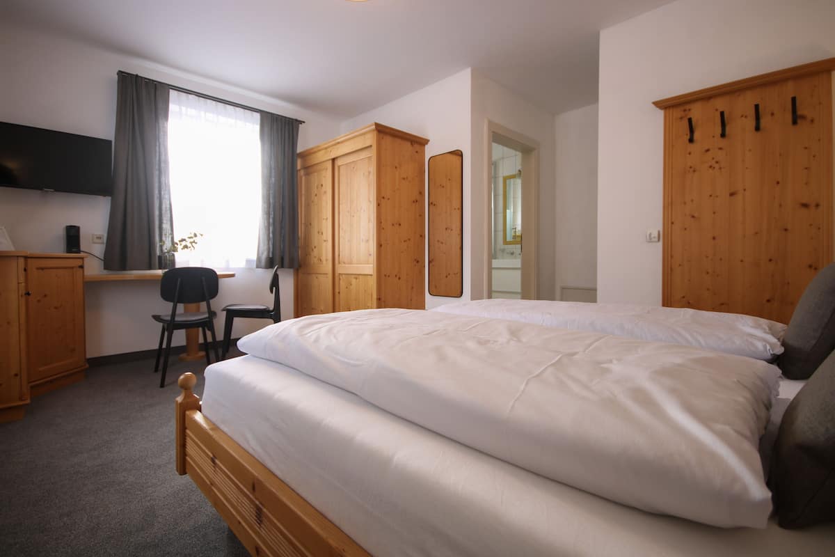 Eenvoudige tweepersoonskamer | 1 slaapkamer, geluiddichte muren, gratis wifi, beddengoed