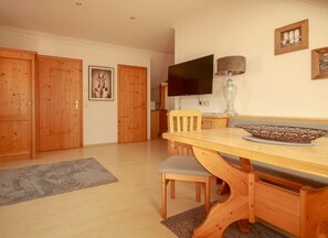 Televisión de pantalla plana de 80 cm con canales por cable