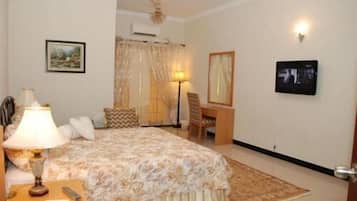 Minibar, in-room safe, free WiFi