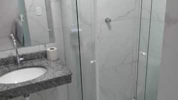 Chuveiro, toalhas de banho