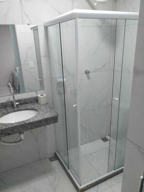 Shower, towels - Requinte Hotel Itabuna (Itabuna)