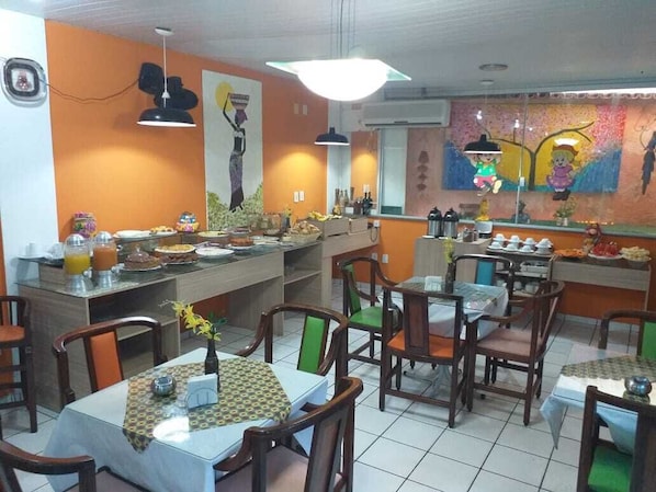 Café da manhã com buffet grátis todos os dias