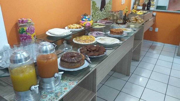 A buffet with various food items and beverages. - Requinte Hotel Itabuna (Itabuna)