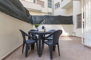 Outdoor dining - Testaccio Colorful Apartment with Terrace (Roma)