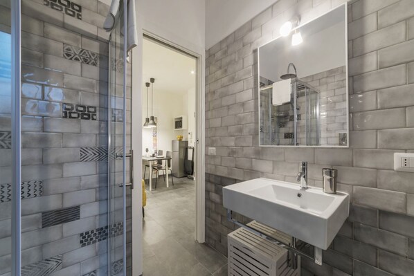 Dusche, Haartrockner, Bidet, Handtücher
