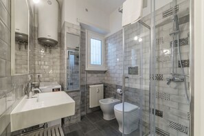 Shower, hair dryer, bidet, towels - Testaccio Colorful Apartment with Terrace (Roma)