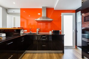 Kühlschrank, Mikrowelle, Ofen, Wasserkocher mit Kaffee-/Teezubehör