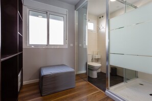 Douche, sèche-cheveux, serviettes fournies