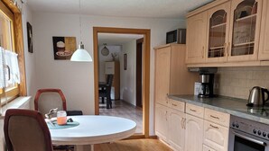Kaffetrakter/tekoker, kjøleskap, mikrobølgeovn og ovn