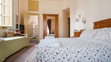 Comfort Triple Room (Rossa) | Soundproofing, cribs/infant beds, free WiFi, bed sheets