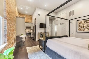 1 bedroom, iron/ironing board, travel cot, WiFi - WHERE GLAM MEETS COZY! THE PERFECT PLACE FOR A DOWNTOWN GETAWAY! | The Sazerac (New Orleans)