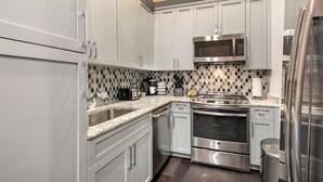 Private kitchen - WHERE GLAM MEETS COZY! THE PERFECT PLACE FOR A DOWNTOWN GETAWAY! | The Sazerac (New Orleans)