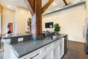 ثلاجة، ميكروويف، فرن، موقد طهي مسطح