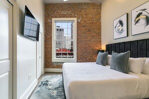 2 عدّة غرف نوم ومكواة/لوح كي وسرير سفر وواي فاي